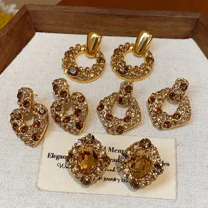 Nahaufnahme von vergoldeten Vintage-Ohrringen mit Bernstein-Zirkonia.