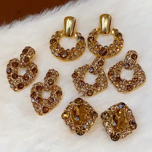 Sammlung von vergoldeten Ohrringen im Vintage-Hofstil mit funkelnden champagnerfarbenen Zirkonen