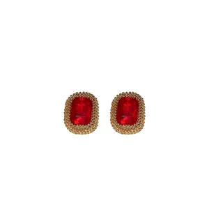 Eleganti orecchini a perno rettangolari vintage dorati con pietre centrali rosse sfaccettate