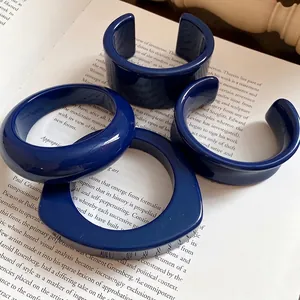 Set di quattro bracciali rigidi minimalisti in resina blu navy con finitura lucida