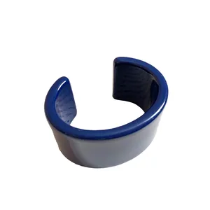 Bracciale rigido largo in resina blu marmorizzata con scritte artistiche interne