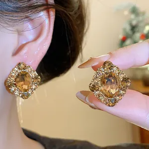 Detailansicht von Vintage-Ohrsteckern mit bernsteinfarbenen Kristallen