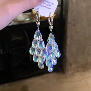 Primo piano di orecchini a nappa in cristallo cangiante con ganci in argento S925