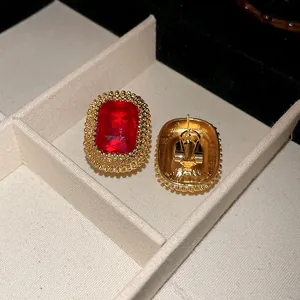 Orecchini vintage rettangolari con pietra rossa e bordo di perline dorate dettagliate