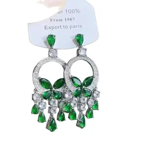 Eleganti orecchini a nappa geometrici verde smeraldo con motivo a farfalla e argento