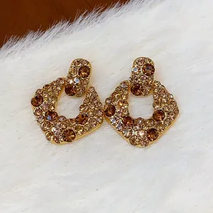 Detailansicht der vergoldeten Ohrringe im Vintage-Hofstil mit bernsteinfarbenen Zirkonen