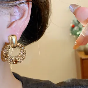 Detailansicht eleganter vergoldeter Creolen mit vintage Zirkonia-Kristall-Design
