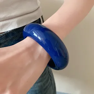 Grosso bracciale rigido in resina blu reale lucida per uno stile chic e minimalista