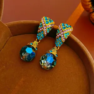 Boucles d'oreilles géométriques style palais vintage avec cristaux bleus et finition or