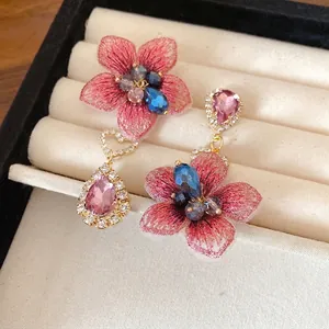 Orecchini asimmetrici con fiori ricamati rosa e cristalli a goccia, ago in argento S925