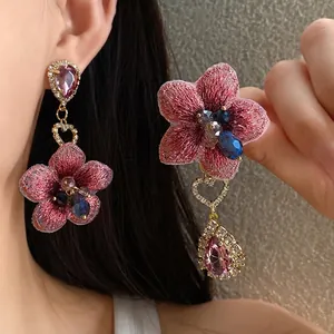 Eleganti orecchini asimmetrici con fiori rosa e cristalli a goccia per un look dolce