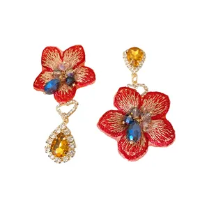 Eleganti orecchini asimmetrici a fiore rosso ricamato con brillanti cristalli a goccia