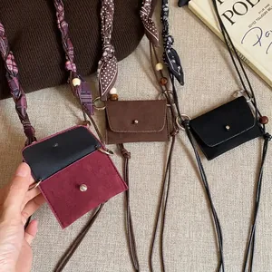Cintura etnica retrò con mini pochette in tessuto, perline di legno e dettagli intrecciati