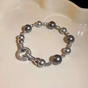 Elegante bracciale di perle grigie stile francese con chiusura in zirconi