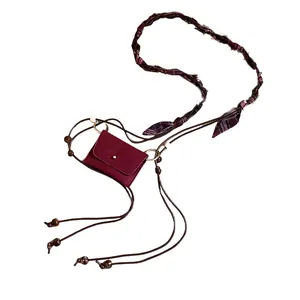 Catena da vita etnica vintage con perle di legno e mini pochette viola accessorio