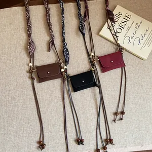 Dettaglio della catena in vita in tessuto stile etnico retrò con perline in legno