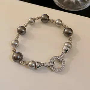 Elegante bracciale in stile francese con perle grigie e dettaglio chiusura in zirconi