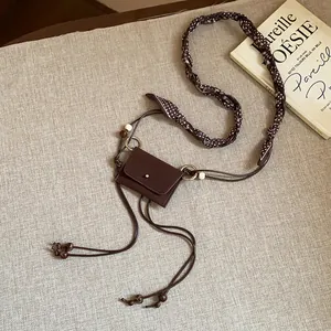 Catena in vita vintage in tessuto marrone con perle di legno e mini pochette in pelle