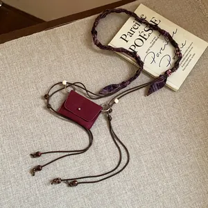 Catena da vita in stile etnico con perle di legno e piccola borsa in tessuto rosso chic