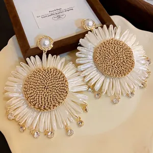 Boho-Gänseblümchen-Ohrhänger mit Strohgeflecht, weißen Blütenblättern, Perlen und Strass.