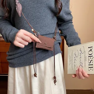 Primo piano di borsa a catena in tessuto etnico con perle di legno e cordino sottile