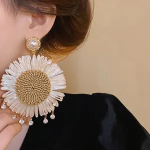 Elegante gewebte Sonnenblumen-Ohrringe im Boho-Stil mit Perlenstecker und funkelnden Kristallen