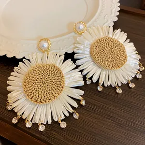 Boho-Stroh gewebte Gänseblümchen-Ohrringe mit Perlen und Strass für den Strandurlaub