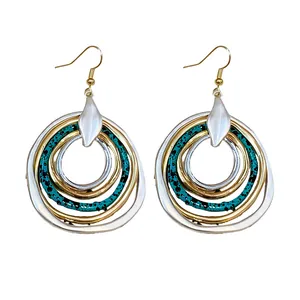 Elegante unregelmäßige mehrlagige Creolen in Gold Silber und Türkis mit schwarzen Punkten