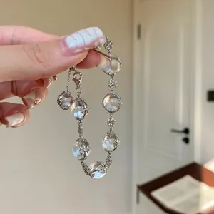 Détail d'un élégant bracelet flocon de neige en argent avec des perles de verre claires