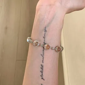Gros plan d'un bracelet en perles de verre avec flocons de neige pour l'automne-hiver