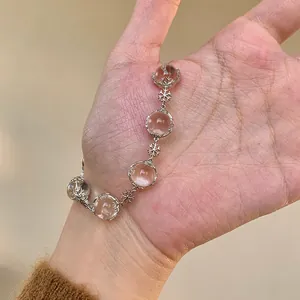 Gros plan détaillé d'un bracelet flocon de neige avec des perles de verre.