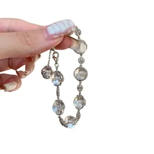 Bracelet élégant en perles de verre avec flocons de neige argentés pour l'hiver