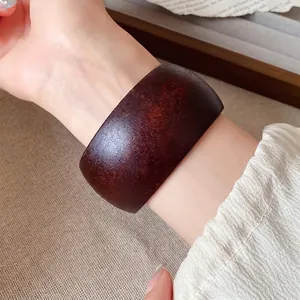 Bracelet jonc minimaliste en résine marron foncé au design irrégulier vintage