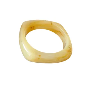 Bracelet jonc irrégulier en résine crème avec texture ambre au style minimaliste