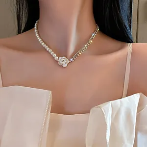 Élégant collier à motif camélia avec perles et double rangée de strass étincelants