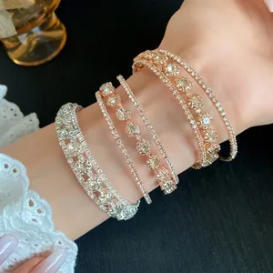 Elegante brazalete abierto de tres capas con circonitas brillantes en oro rosa y plata
