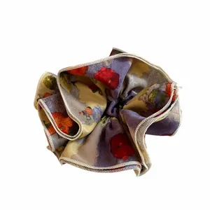 Chouchou rétro français à fleurs à double couche avec bords volantés et tissu doux.