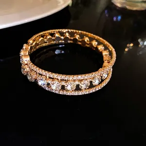 Brazalete abierto de tres capas chapado en oro con brillantes piedras de circón