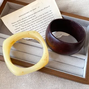 Vue détaillée de joncs en résine rétro et style bois dans un présentoir vintage