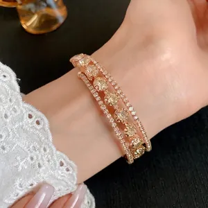 Brazalete abierto de tres capas en oro rosa con circonitas brillantes