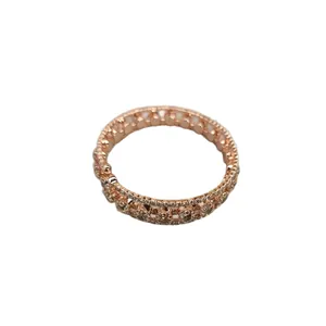 Elegante brazalete abierto de tres capas en oro rosa con detalles de circonitas