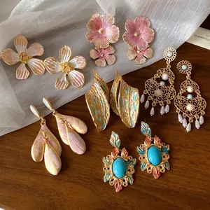 Elegante collezione di orecchini vintage con fiori in smalto e ciondoli di perle