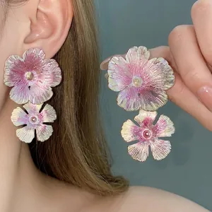 Orecchini a fiore in smalto vintage con design a strati in eleganti toni rosa.