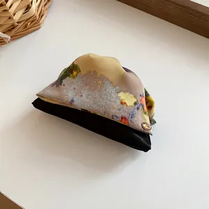 Détail d'un chouchou en tissu floral vintage français avec un design multicouche