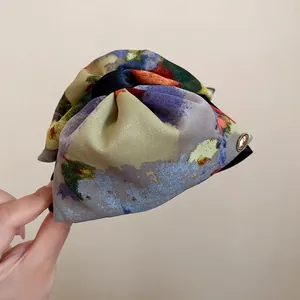 Gros plan détaillé d'un chouchou en tissu fleuri rétro français avec décor en métal.