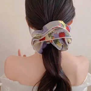 Chouchou en tissu à imprimé fleuri, style vintage français porté en queue de cheval