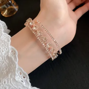 Detalle del brazalete de tres capas en oro rosa con circonitas brillantes