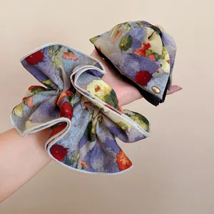 Détail d'un chouchou en tissu fleuri vintage français et d'une barrette nœud.