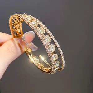 Detalle macro de un brazalete dorado de tres filas con incrustaciones de circón
