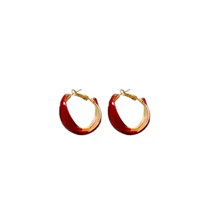 Vintage-Ohrringe mit roter Emaille, verdrehte U-förmige geometrische Creolen in Gold